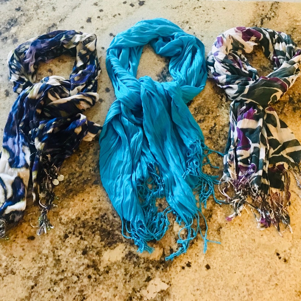 Lot of scarfs